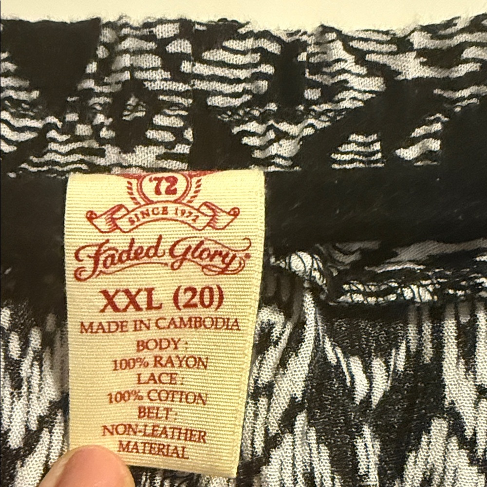 Elegant Black and White Patterned Skirt - Picture 4 of 5